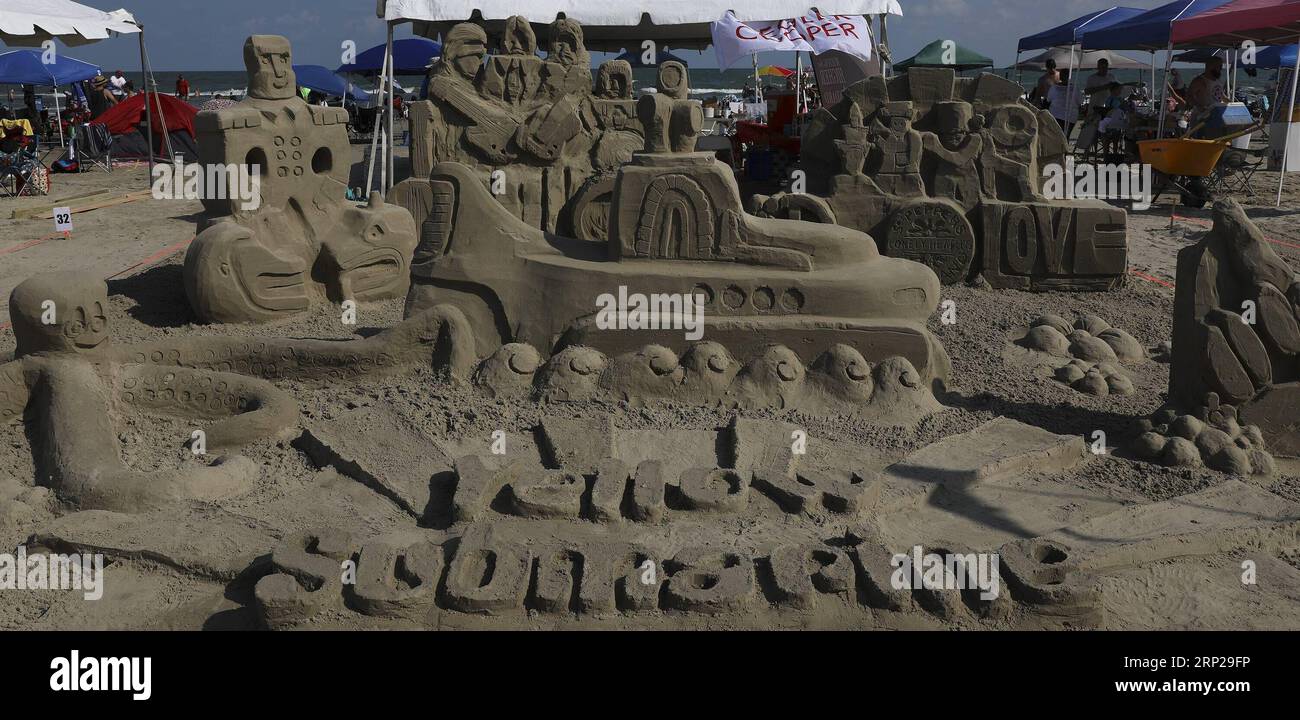 (180826) -- GALVESTON, Aug. 26, 2018 -- foto scattata il 25 agosto 2018 mostra il castello di sabbia sottomarino giallo alla AIA Sandcastle Competition a Galveston, Stati Uniti. ) (yk) U.S.-GALVESTON-SANDCASTLE COMPETITION Yi-ChinxLee PUBLICATIONxNOTxINxCHN Foto Stock