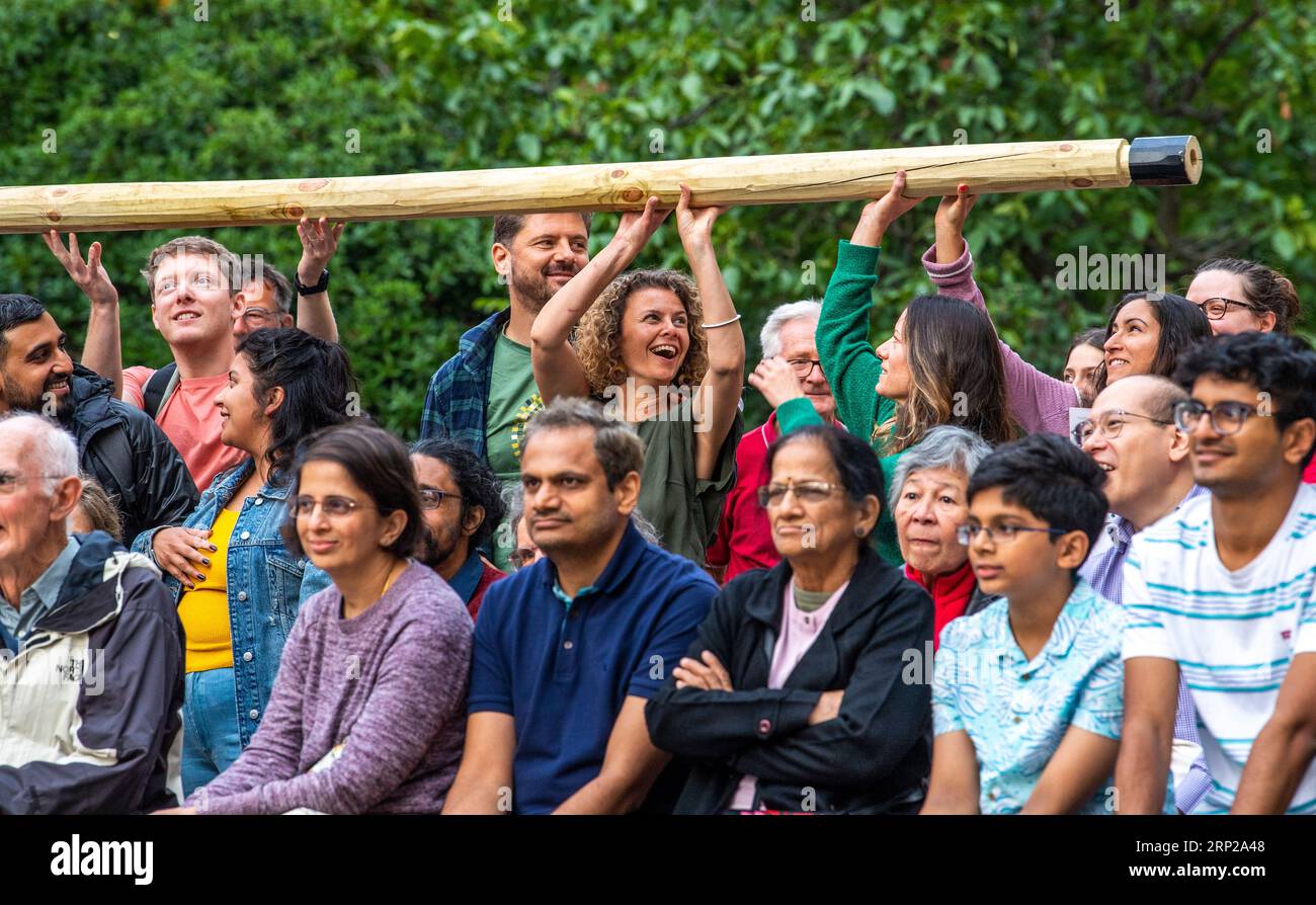 Joan Català esegue "Pelat" come parte della City of London Bartholomew Fair. Foto Stock