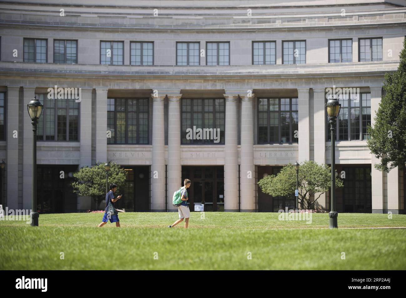 (180827) -- OHIO, ago. 27, 2018 -- Students Walk Beyond the Kelvin Smith Library at Case Western Reserve University (CWRU) a Cleveland, Ohio, Stati Uniti, 23 agosto 2018. Potrebbe non essere così famosa come le scuole della Ivy League, la CWRU, situata a Cleveland, lo stato del midwest degli Stati Uniti dell'Ohio, è tra le migliori università americane in cui gli studenti cinesi scelgono di studiare. PER ANDARE CON la caratteristica: L'università degli Stati Uniti del Midwest aspira ad attirare più studenti cinesi ) (zxj) U.S.-OHIO-CASE WESTERN RESERVE UNIVERSITY-EDUCATION WangxYing PUBLICATIONxNOTxINxCHN Foto Stock