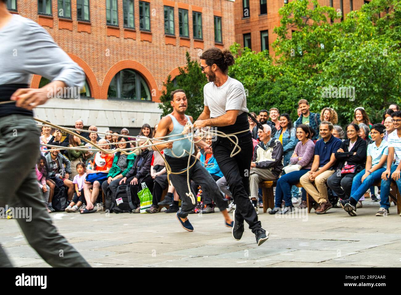 Joan Català esegue "Pelat" come parte della City of London Bartholomew Fair. Foto Stock