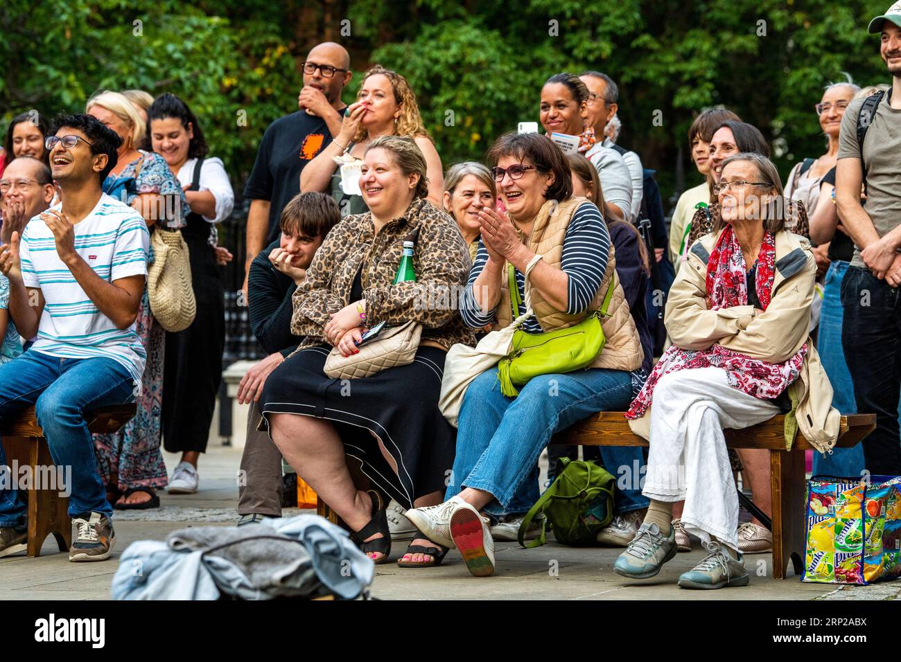 Joan Català esegue "Pelat" come parte della City of London Bartholomew Fair. Foto Stock