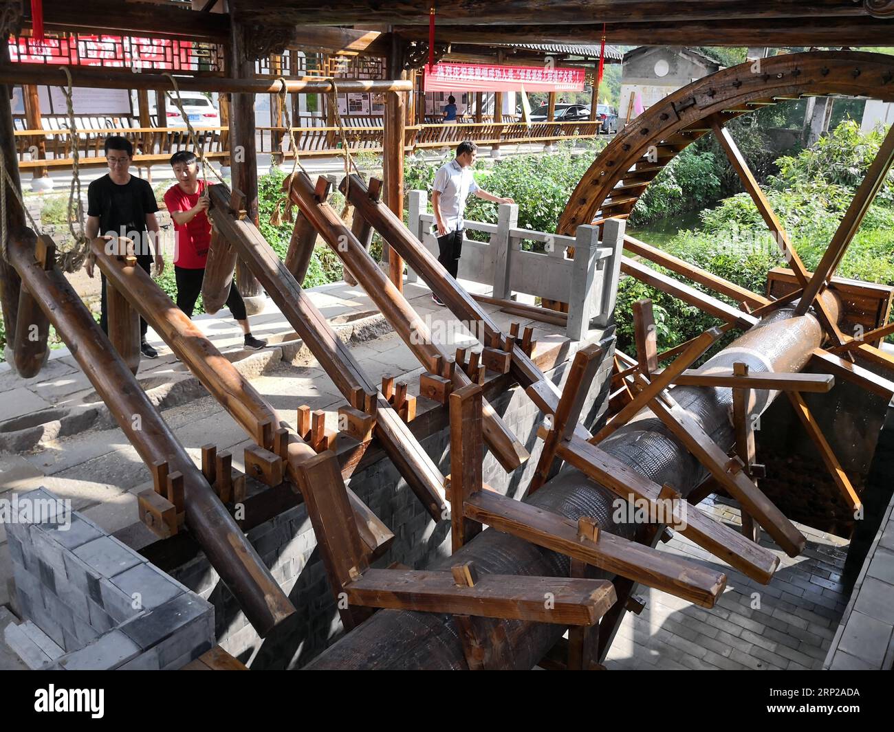 (180827) -- LONGYOU, 27 agosto 2018 (Xinhua) -- i turisti sperimentano la cultura tradizionale nel sito del sistema di irrigazione Jiangxiyan nella contea di Longyou, nella provincia di Zhejiang nella Cina orientale, 26 agosto 2018. Il sistema di irrigazione di Jiangxiyan è stato aggiunto all'elenco delle strutture di irrigazione del Patrimonio Mondiale dell'Umanità nell'agosto 2018. Longyou County promuove lo sviluppo del turismo caratterizzato dalla cultura locale, attirando 6,669 milioni di visite di turisti nella prima metà del 2018 e generando un fatturato totale di 4,31 miliardi di yuan (632,39 milioni di dollari). (Xinhua/Wang Xiaochuan)(gxn) CINA-ZHEJIANG-CULTURA-TURISMO Foto Stock