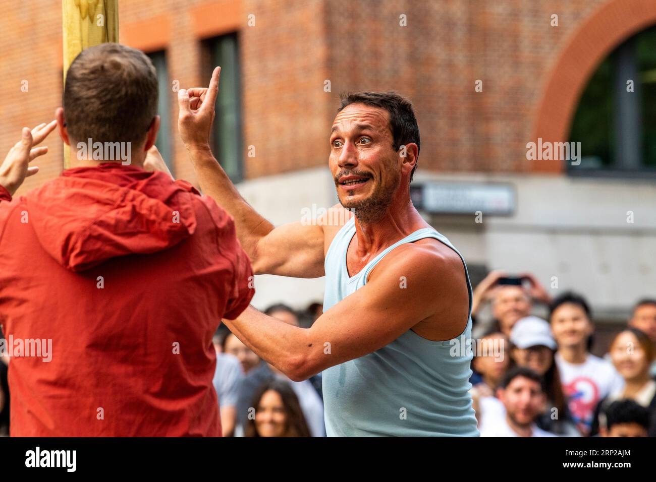 Joan Català esegue "Pelat" come parte della City of London Bartholomew Fair. Foto Stock