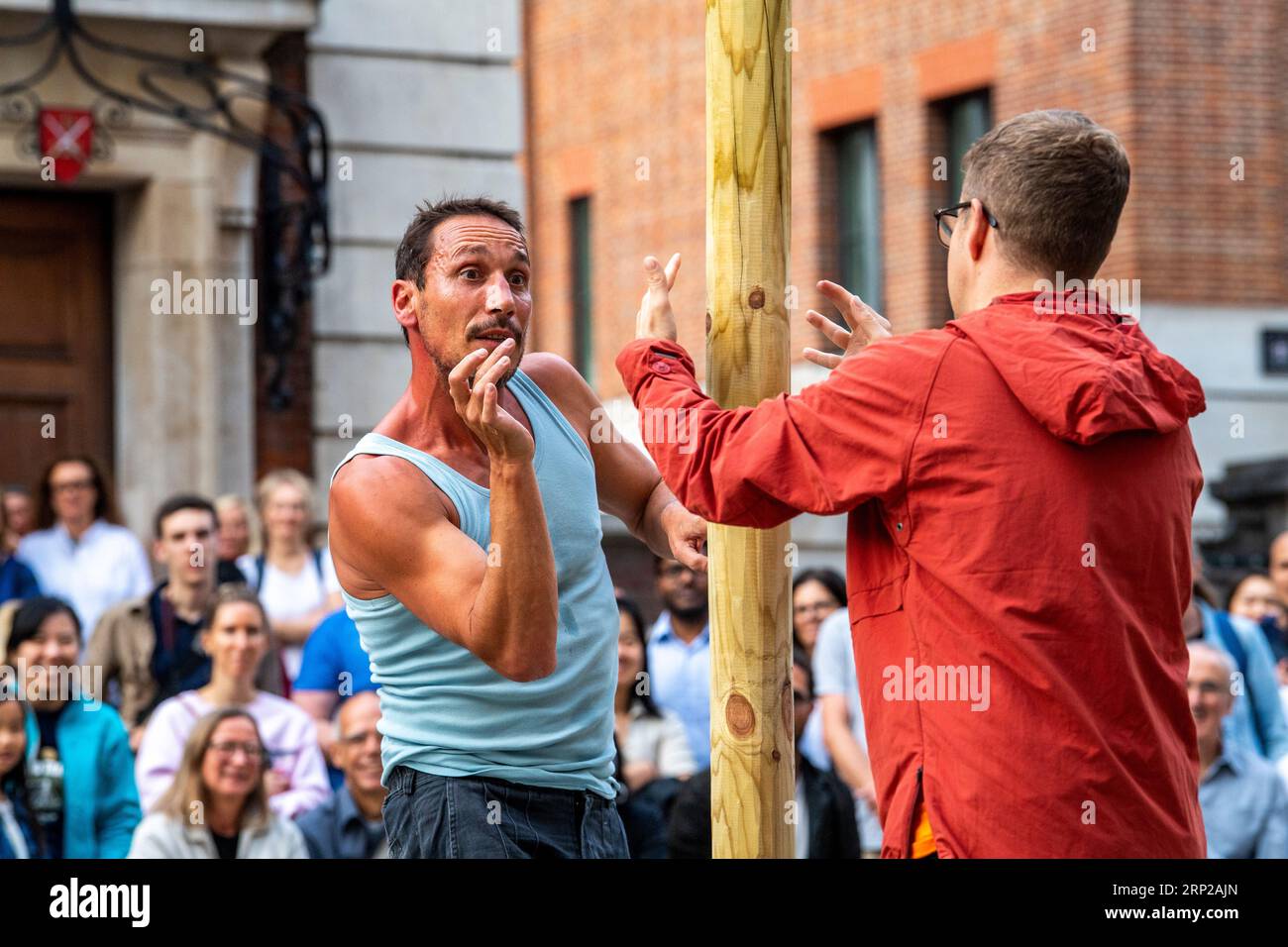 Joan Català esegue "Pelat" come parte della City of London Bartholomew Fair. Foto Stock