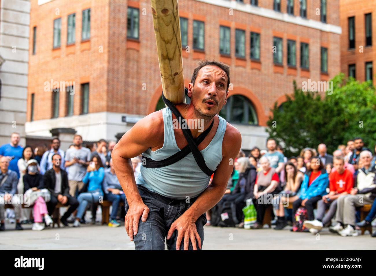 Joan Català esegue "Pelat" come parte della City of London Bartholomew Fair. Foto Stock