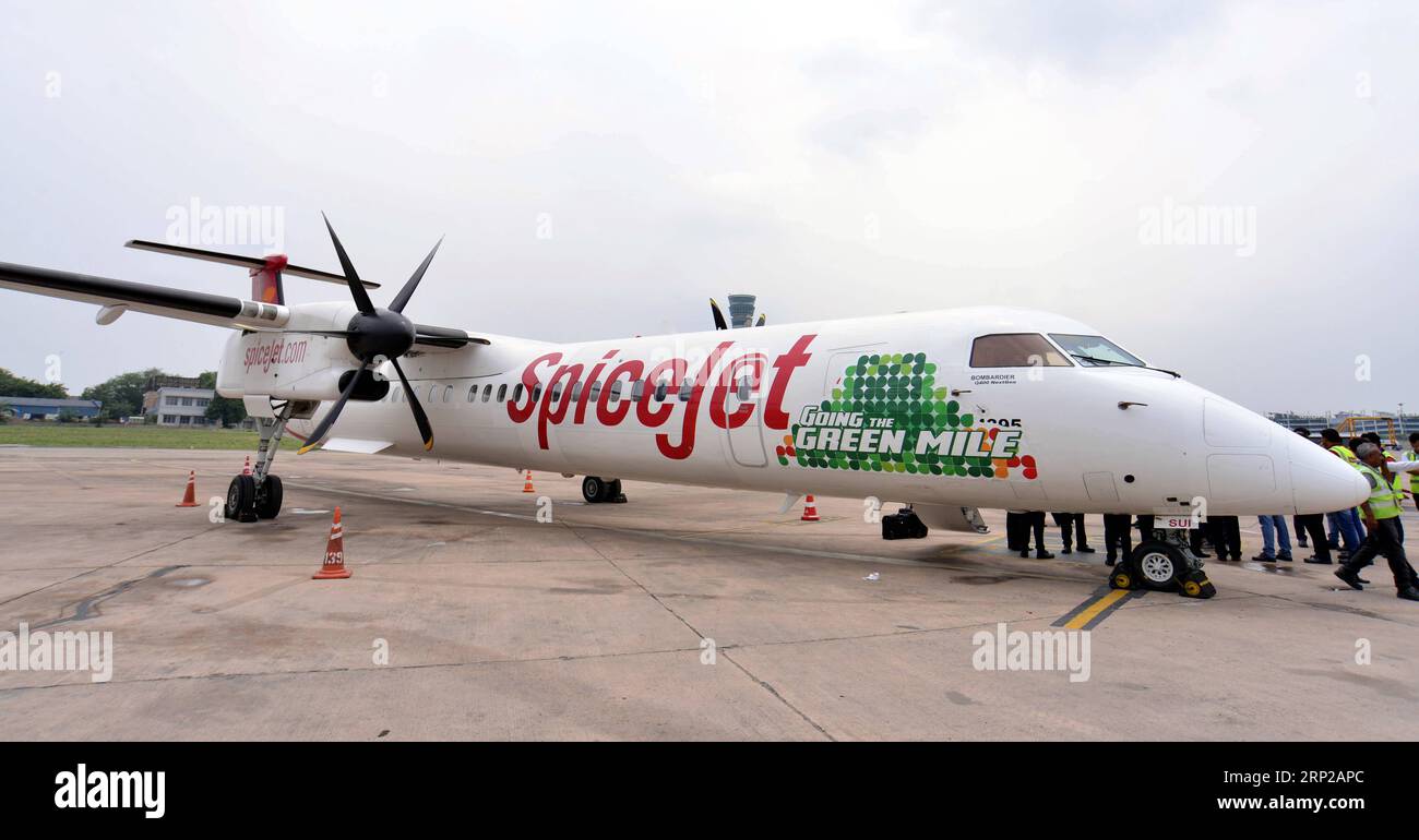 (180828) -- NUOVA DELHI, 28 agosto 2018 -- il Bombardier Q400 turboelica da 72 posti, alimentato da un mix di biocarburante e carburante per turbine ad aria, è stato visto all'aeroporto di Delhi a nuova Delhi, India, 27 agosto 2018. Il primo aereo a biocarburante dell'India volto a ridurre i costi di viaggio aereo è stato testato in volo lunedì. ) (gj) INDIA-NUOVA DELHI-AEREO ALIMENTATO A BIOCARBURANTE ParthaxSarkar PUBLICATIONxNOTxINxCHN Foto Stock