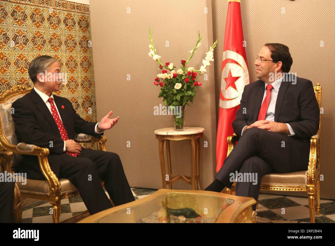 (180828) -- TUNISI, 28 agosto 2018 -- l'ambasciatore cinese in Tunisia Wang Wenbin (L) incontra il primo ministro tunisino Youssef Chahed a Tunisi, capitale della Tunisia, il 24 agosto 2018. Il prossimo vertice di Pechino del Forum sulla cooperazione Cina-Africa (FOCAC) sarà un'importante occasione per approfondire la cooperazione sino-africana, comprese le relazioni Cina-Tunisia, ha affermato Wang Wenbin in una recente intervista con Xinhua. (Zxj) TUNISIA-TUNISI-CINA-DIPLOMATICO AdelexEzzine PUBLICATIONxNOTxINxCHN Foto Stock