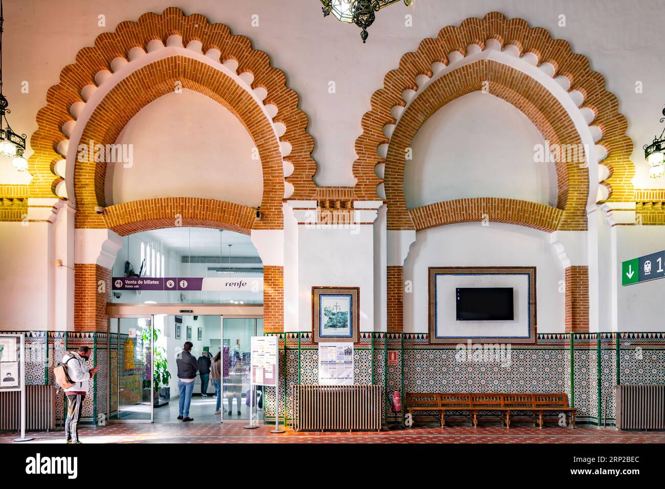 Toledo, Spagna - 17 febbraio 2022: Interno della stazione ferroviaria di Toledo con vetrate colorate e decorazioni in piastrelle islamiche. Progettato da Narciso Claveria y de Foto Stock