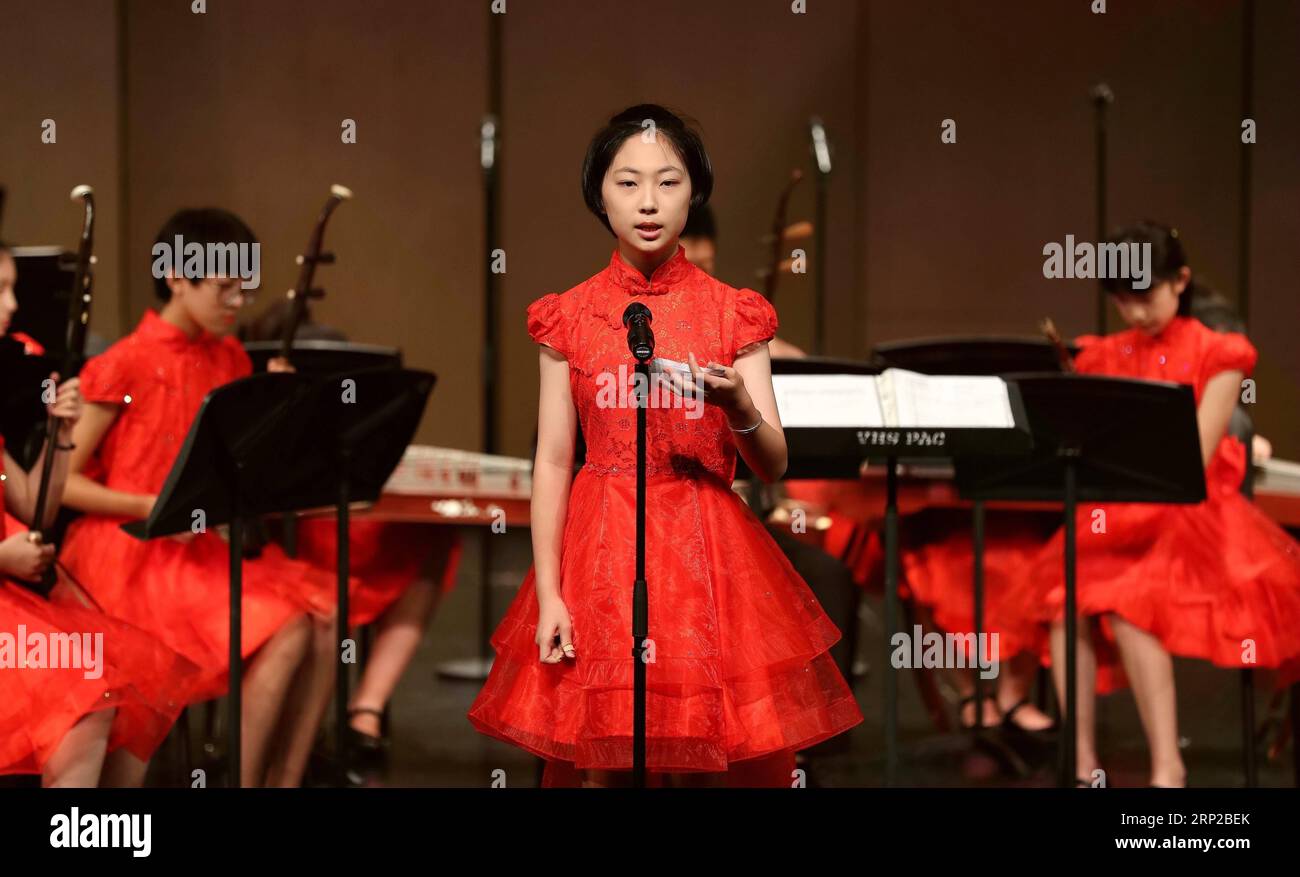 (180829) -- DES MOINES, ago. 29, 2018 -- una ragazza della Shijiazhuang Foreign Language School Folk Music Troupe è sul palco durante un concerto a Des Moines dello Stato dell'Iowa, Stati Uniti, 27 agosto 2018. Lo Stato del Midwest degli Stati Uniti dell'Iowa ha tenuto un concerto qui per celebrare il 35° anniversario della partnership statale con la provincia cinese di Hebei. (Zxj) U.S.-IOWA-CHINA S HEBEI-SISTER STATES-CELEBRATION WangxPing PUBLICATIONxNOTxINxCHN Foto Stock