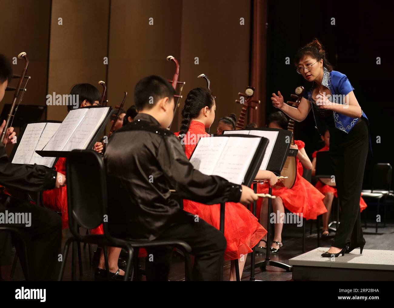 (180829) -- DES MOINES, Aug. 29, 2018 -- Shijiazhuang Foreign Language School Folk Music Troupe si esibisce in un concerto a Des Moines dello stato dell'Iowa, Stati Uniti, 27 agosto 2018. Lo Stato del Midwest degli Stati Uniti dell'Iowa ha tenuto un concerto qui per celebrare il 35° anniversario della partnership statale con la provincia cinese di Hebei. (Zxj) U.S.-IOWA-CHINA S HEBEI-SISTER STATES-CELEBRATION WangxPing PUBLICATIONxNOTxINxCHN Foto Stock