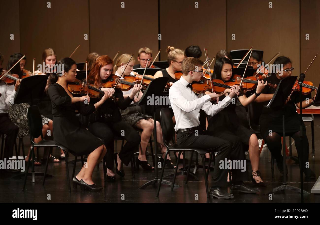 (180829) -- DES MOINES, ago. 29, 2018 -- Valley High School Chamber Orchestra si esibisce in un concerto a Des Moines dello Stato dell'Iowa, Stati Uniti, 27 agosto 2018. Lo Stato del Midwest degli Stati Uniti dell'Iowa ha tenuto un concerto qui per celebrare il 35° anniversario della partnership statale con la provincia cinese di Hebei. (Zxj) U.S.-IOWA-CHINA S HEBEI-SISTER STATES-CELEBRATION WangxPing PUBLICATIONxNOTxINxCHN Foto Stock