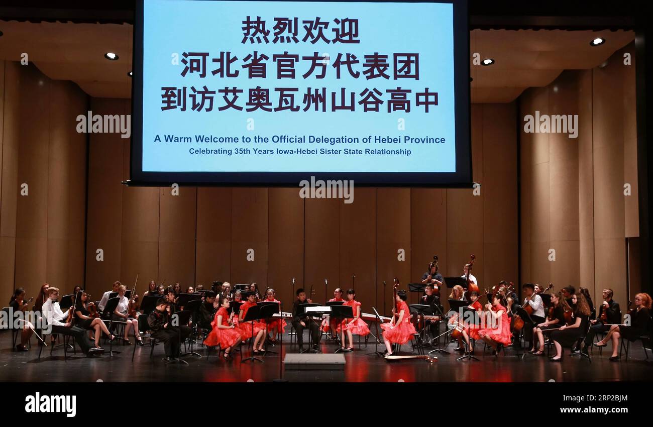 (180829) -- DES MOINES, ago. 29, 2018 -- Shijiazhuang Foreign Language School Folk Music Troupe and Valley High School Chamber Orchestra si esibiscono insieme in un concerto a Des Moines dello stato dell'Iowa, Stati Uniti, 27 agosto 2018. Lo Stato del Midwest degli Stati Uniti dell'Iowa ha tenuto un concerto qui per celebrare il 35° anniversario della partnership statale con la provincia cinese di Hebei. (Zxj) U.S.-IOWA-CHINA S HEBEI-SISTER STATES-CELEBRATION WangxPing PUBLICATIONxNOTxINxCHN Foto Stock