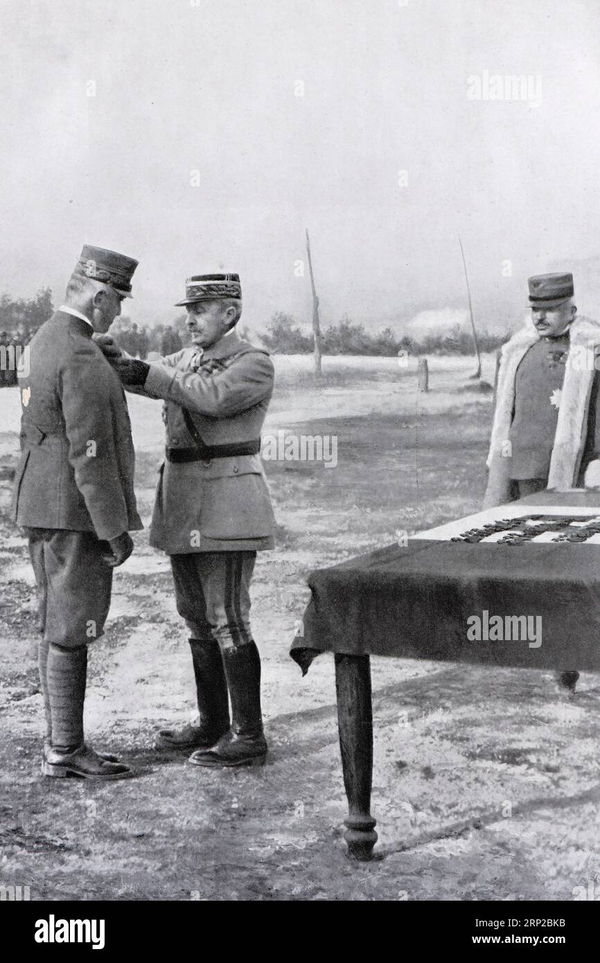 Il generale francese Nivelle decora il Duca d'Aosta durante una visita al fronte italiano, febbraio 1917, Italia Foto Stock
