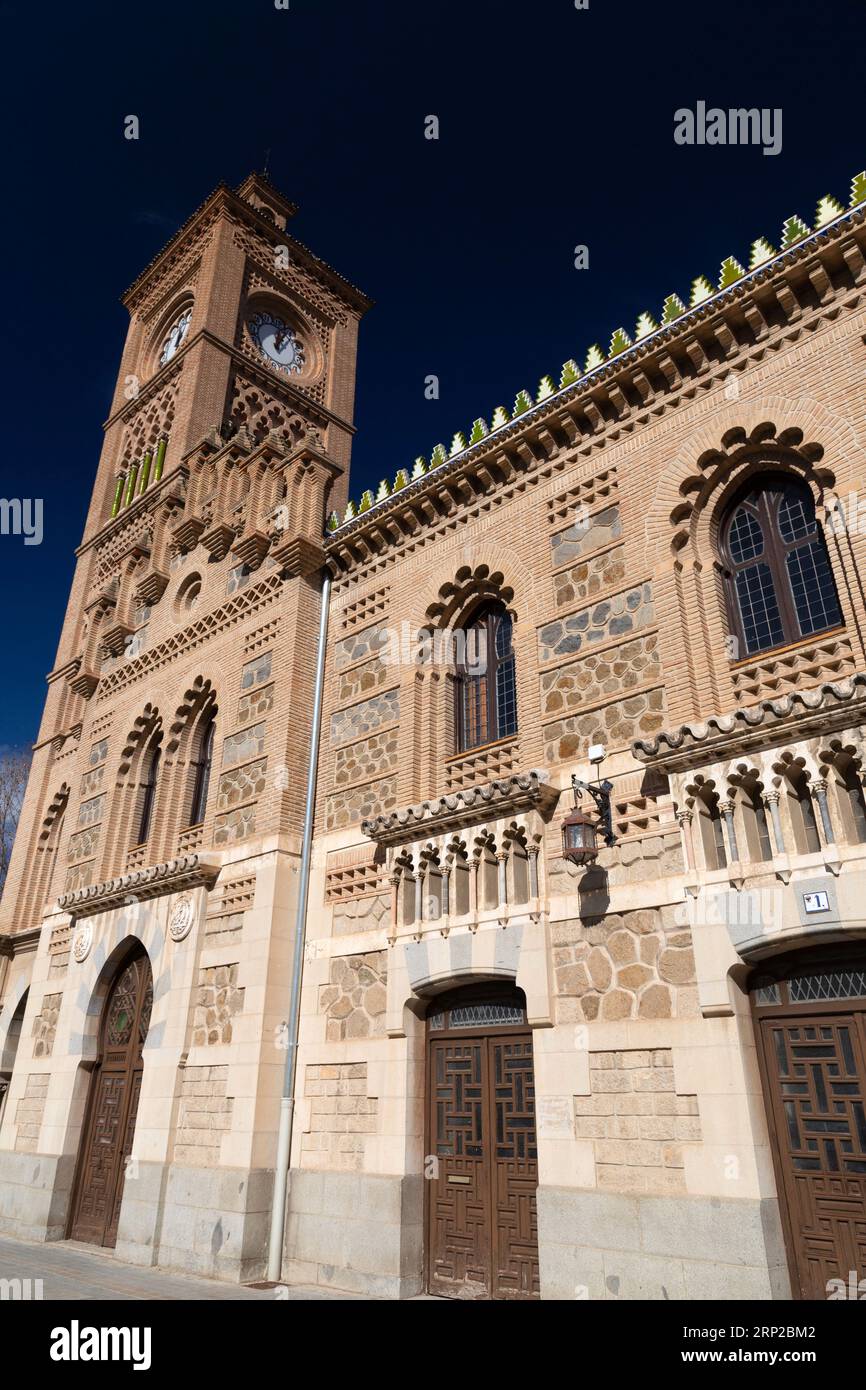 Toledo, Spagna-FEB 17, 2022: Edificio decorato in stile mudejar della stazione ferroviaria di Toledo, la Mancha, Spagna. Foto Stock