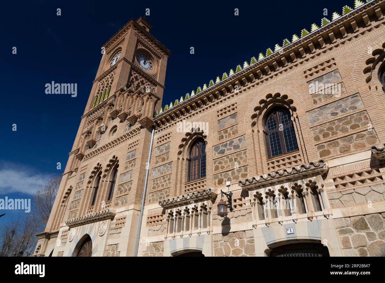 Toledo, Spagna-FEB 17, 2022: Edificio decorato in stile mudejar della stazione ferroviaria di Toledo, la Mancha, Spagna. Foto Stock