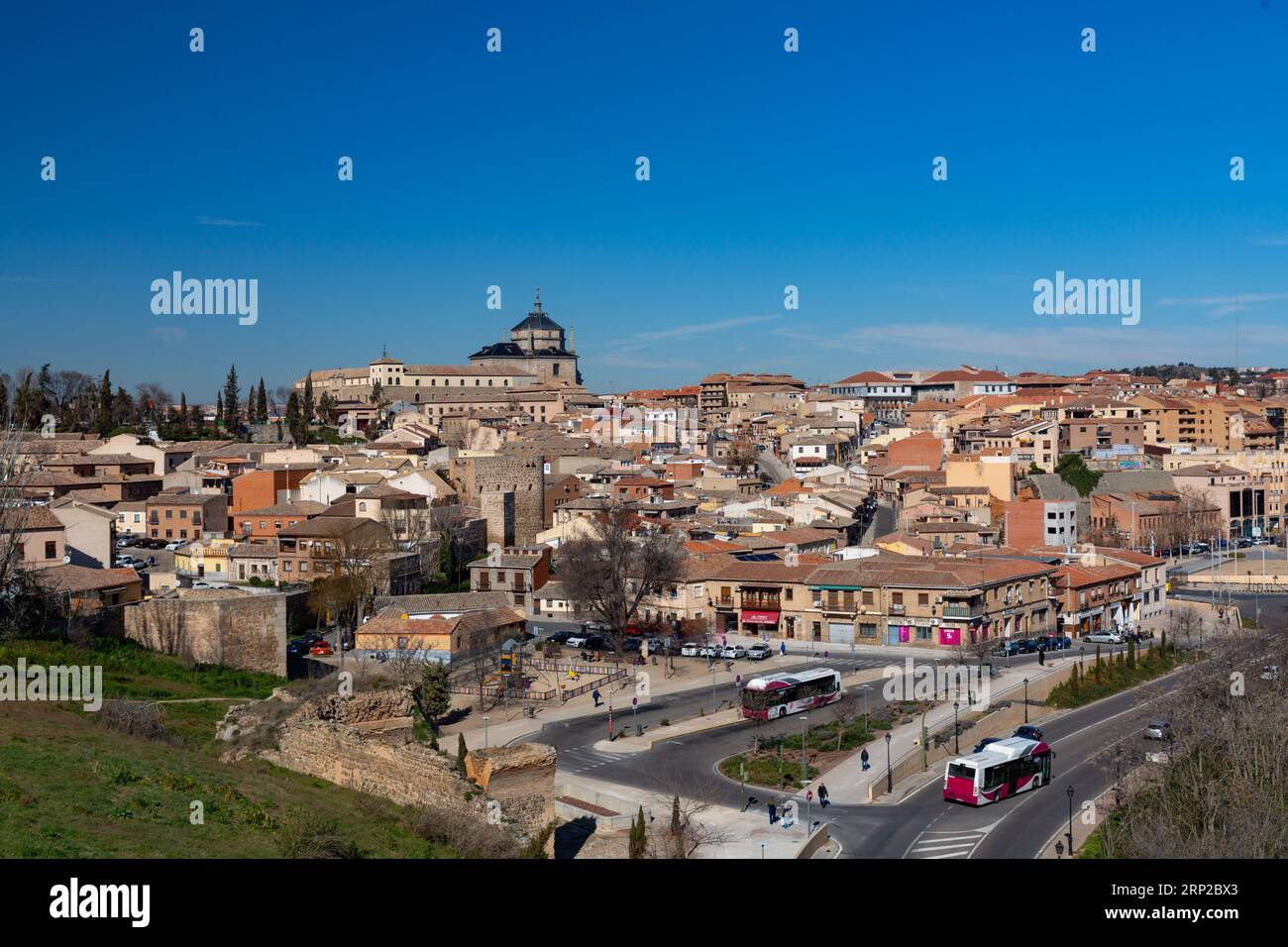 Toledo, Spagna-FEB 17, 2022: Architettura tipica e vista aerea della strada a Toledo, Castilla la Mancha, Spagna. Foto Stock