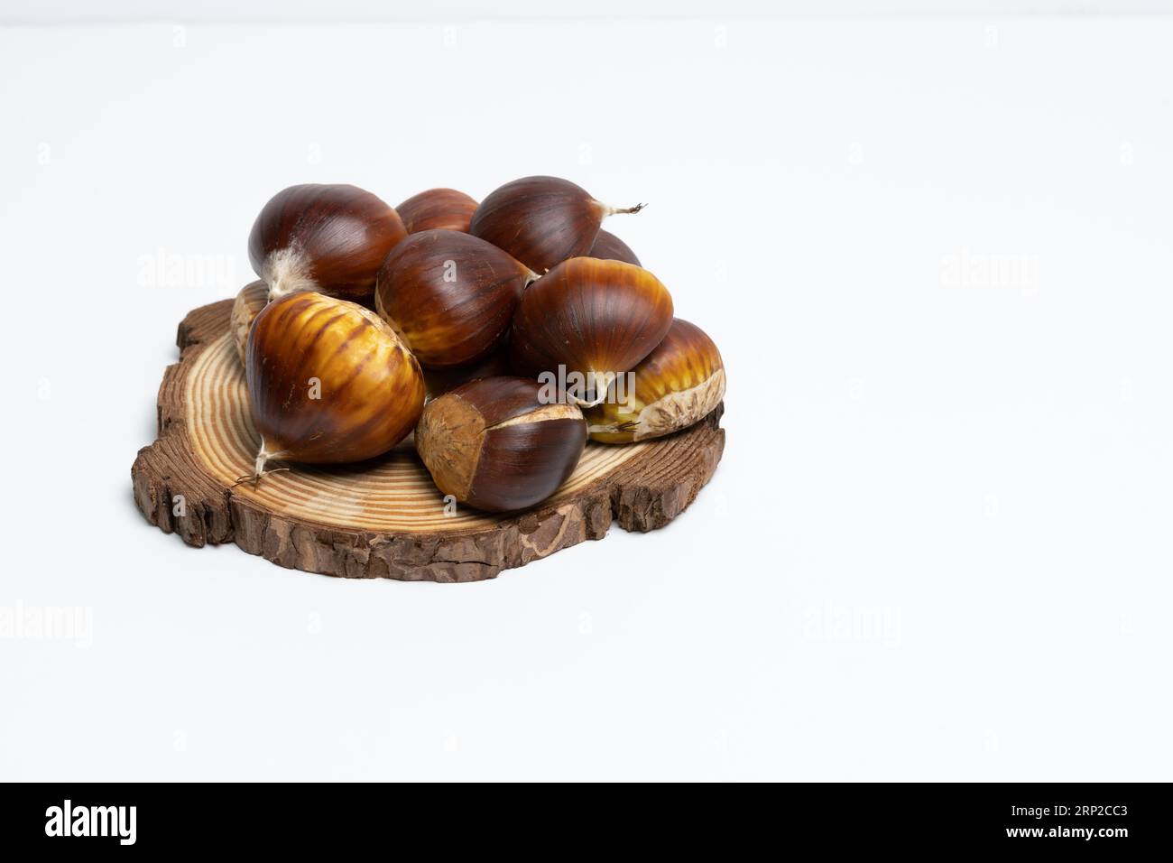 Castagne stagionali raccolte dal campo su sfondo bianco Foto Stock