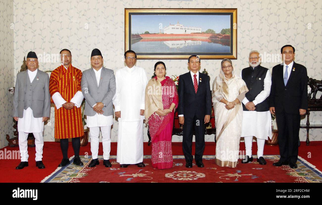(180830) -- KATHMANDU, agosto 30, 2018 -- il presidente del Nepal Bidhya devi Bhandari (C) presenta una foto di gruppo insieme al primo ministro del Nepal KP Sharma oli (1st L), al consigliere capo del governo provvisorio del Bhutan Lyonpo Tshering Wangchuk (2nd L), al vicepresidente del Nepal Nanda Bahadur Pun (3rd L), Presidente dello Sri Lanka Maithripala Sirisena (4° L), primo Ministro thailandese Prayut Chan-o-cha (1° R), primo Ministro indiano Narendra modi (2° R), primo Ministro del Bangladesh Sheikh Hasina (3° R) e presidente del Myanmar U Win Myint (4° R) dopo un incontro organizzato dopo l'arrivo del Capo degli stati di par Foto Stock