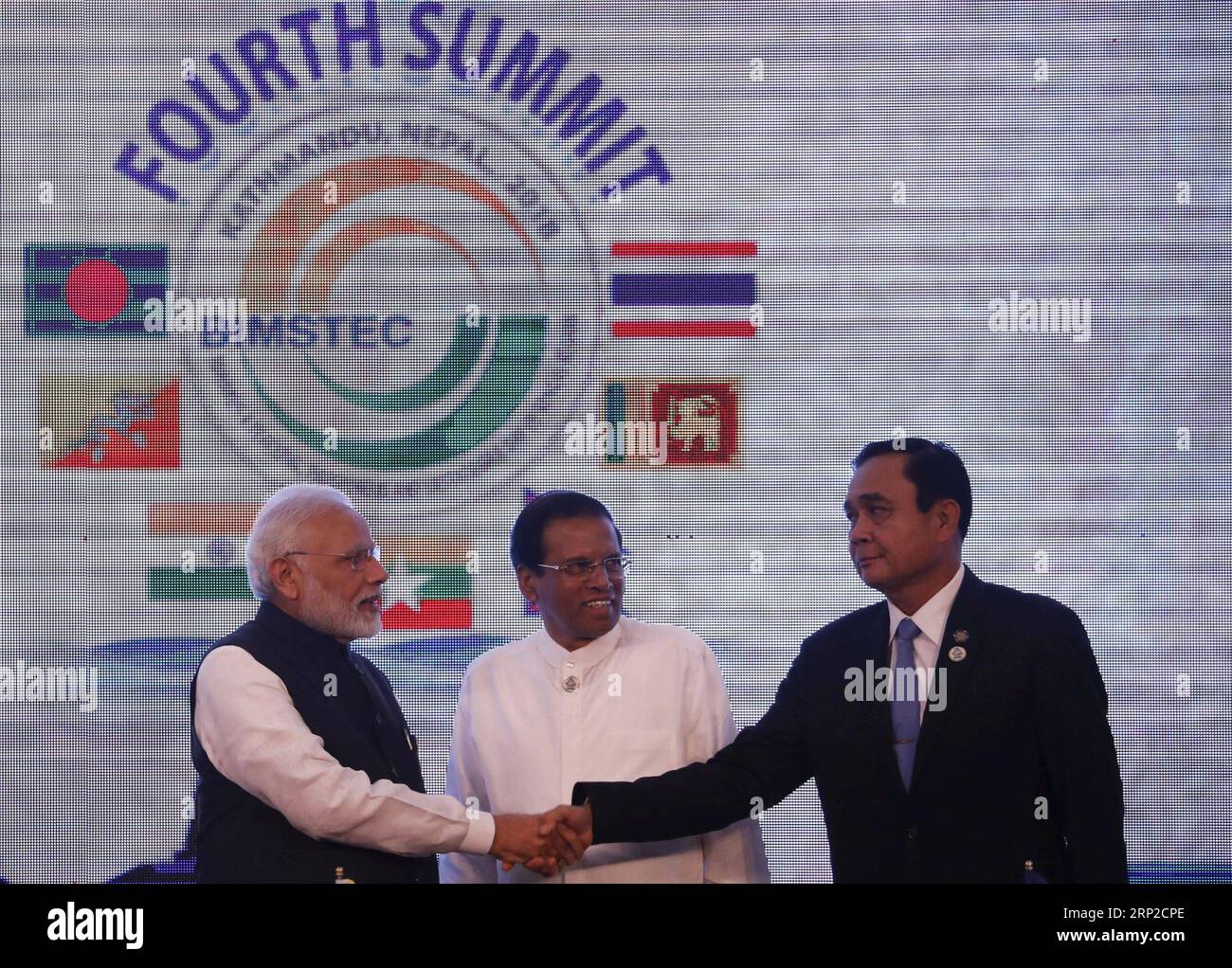 (180830) -- KATHMANDU, 30 agosto 2018 -- il primo ministro indiano Narendra modi (L) stringe la mano al primo ministro thailandese Prayut Chan-o-cha (R) alla presenza del presidente dello Sri Lanka Maithripala Sirisena (C) durante la sessione di apertura del vertice della 4a iniziativa del Golfo del Bengala per la cooperazione tecnica ed economica multisettoriale (BIMSTEC) a Kathmandu, Nepal, 30 agosto 2018. ) (yg) VERTICE NEPAL-KATHMANDU-BIMSTEC NaveshxChitrakar PUBLICATIONxNOTxINxCHN Foto Stock