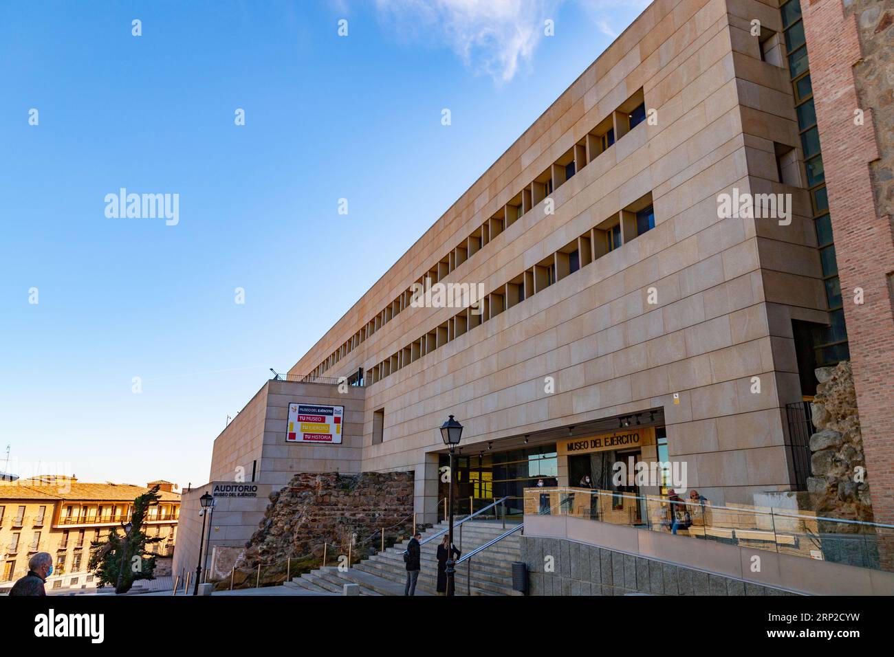 Toledo, Spagna-FEB 17, 2022: Facciata anteriore e ingresso al Museo dell'Esercito di Toledo, Spagna. Foto Stock