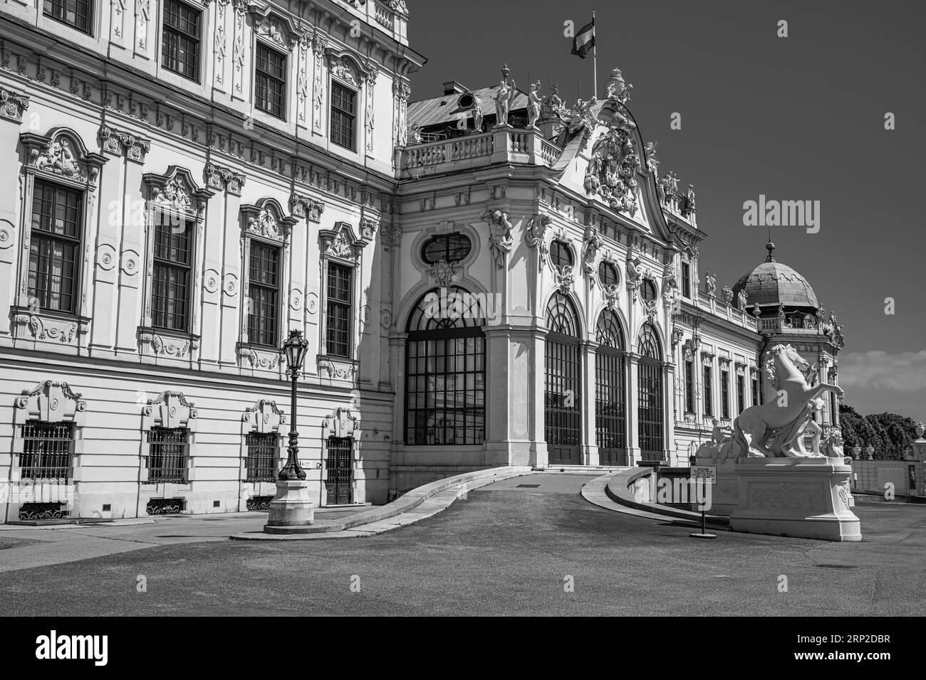 La bandiera austriaca vola sopra il palazzo barocco superiore Belvedere, fotografia in bianco e nero, Vienna, Austria Foto Stock