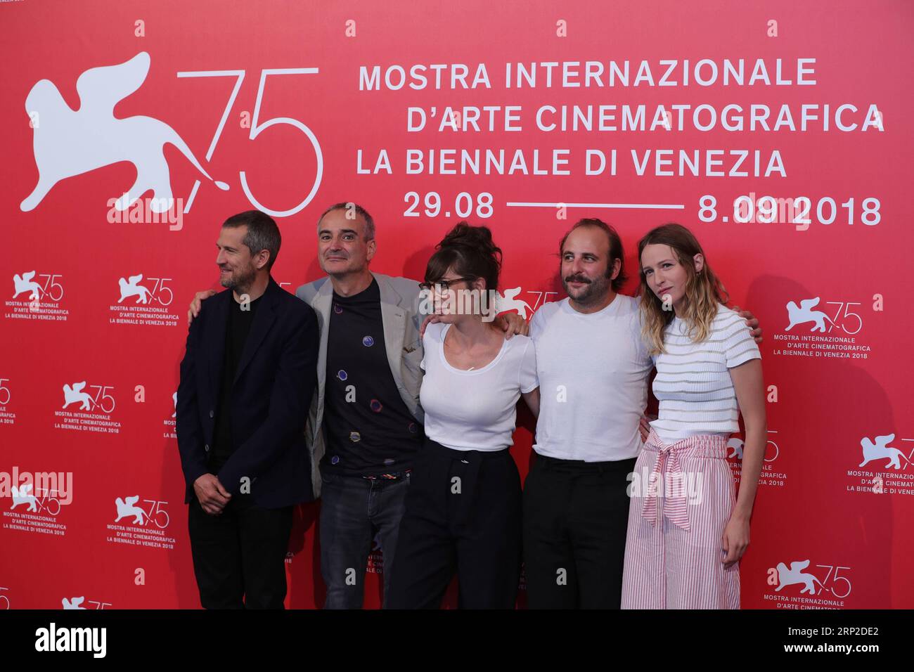 180831 -- VENEZIA, 31 ago. 2018 -- Guillaume Canet, Olivier Assayas, Nora Hamzawi, Vincent Macaigne e Christa Theret L a R partecipare al servizio fotografico di Doubles VIES durante la 75a Mostra Internazionale d'Arte cinematografica di Venezia presso sala Casino, Venezia, Italia, 31 ago. 2018. ITALY-VENICE-FILM FESTIVAL- DOPPIO VIES -PHOTOCALL CHENGXTINGTING PUBLICATIONXNOTXINXCHN Foto Stock