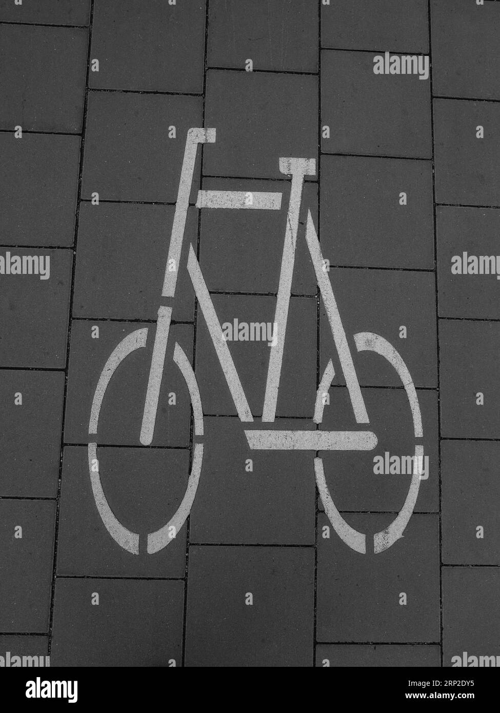 Disegno con simbolo della bicicletta sul pavimento in pietra, Colonia, Renania settentrionale-Vestfalia, Germania Foto Stock