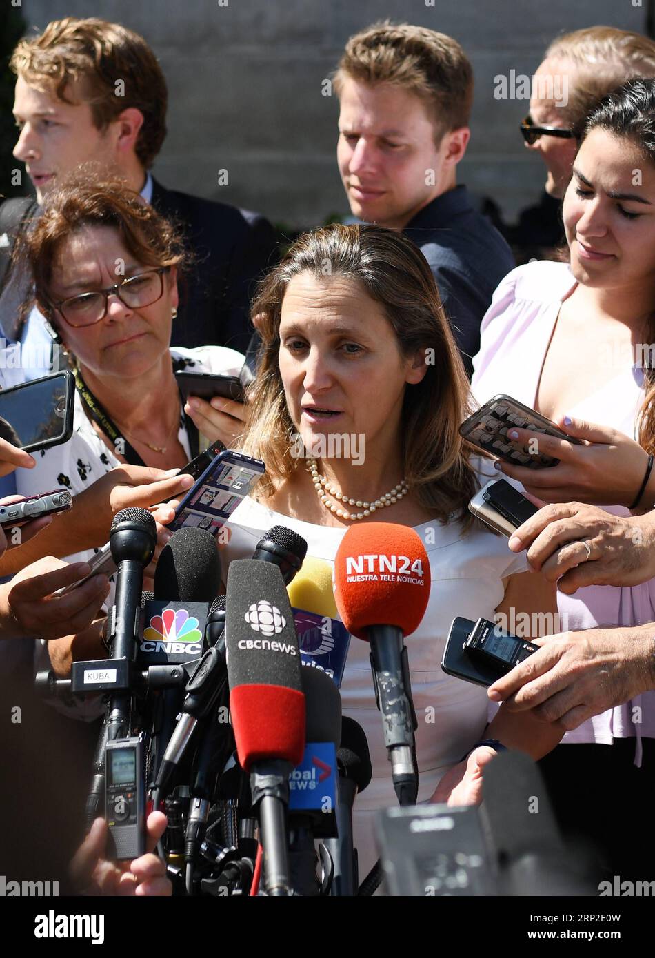 (180901) -- WASHINGTON, 1 settembre 2018 -- il ministro degli Esteri canadese Chrystia Freeland (C) parla ai giornalisti a Washington D.C., negli Stati Uniti, il 31 agosto 2018. Il presidente degli Stati Uniti Donald Trump ha notificato al Congresso la sua intenzione di firmare un accordo commerciale con il Messico, con il Canada benvenuto ad aderire all'accordo se è disposto, ha detto la Casa Bianca venerdì. L'annuncio è arrivato dopo che gli Stati Uniti e il Canada non sono riusciti a raggiungere un accordo venerdì per la revisione dell'accordo di libero scambio nordamericano (NAFTA) dopo giorni di intensi colloqui. (gj) U.S.-WASHINGTON-CANADA-NAFTA LiuxJie PUBLICATI Foto Stock