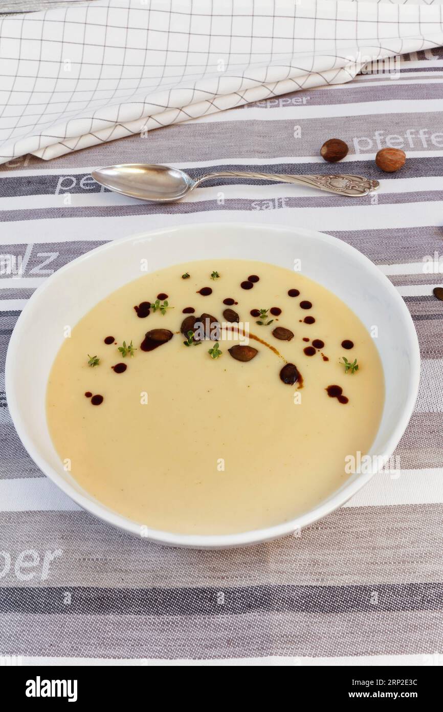 Cucina sveva, zuppa di radice di prezzemolo con semi di zucca, zuppa abbondante, salata, vegetariana, sana, decorato con olio di semi di zucca, piatto di zuppa, noce moscata Foto Stock