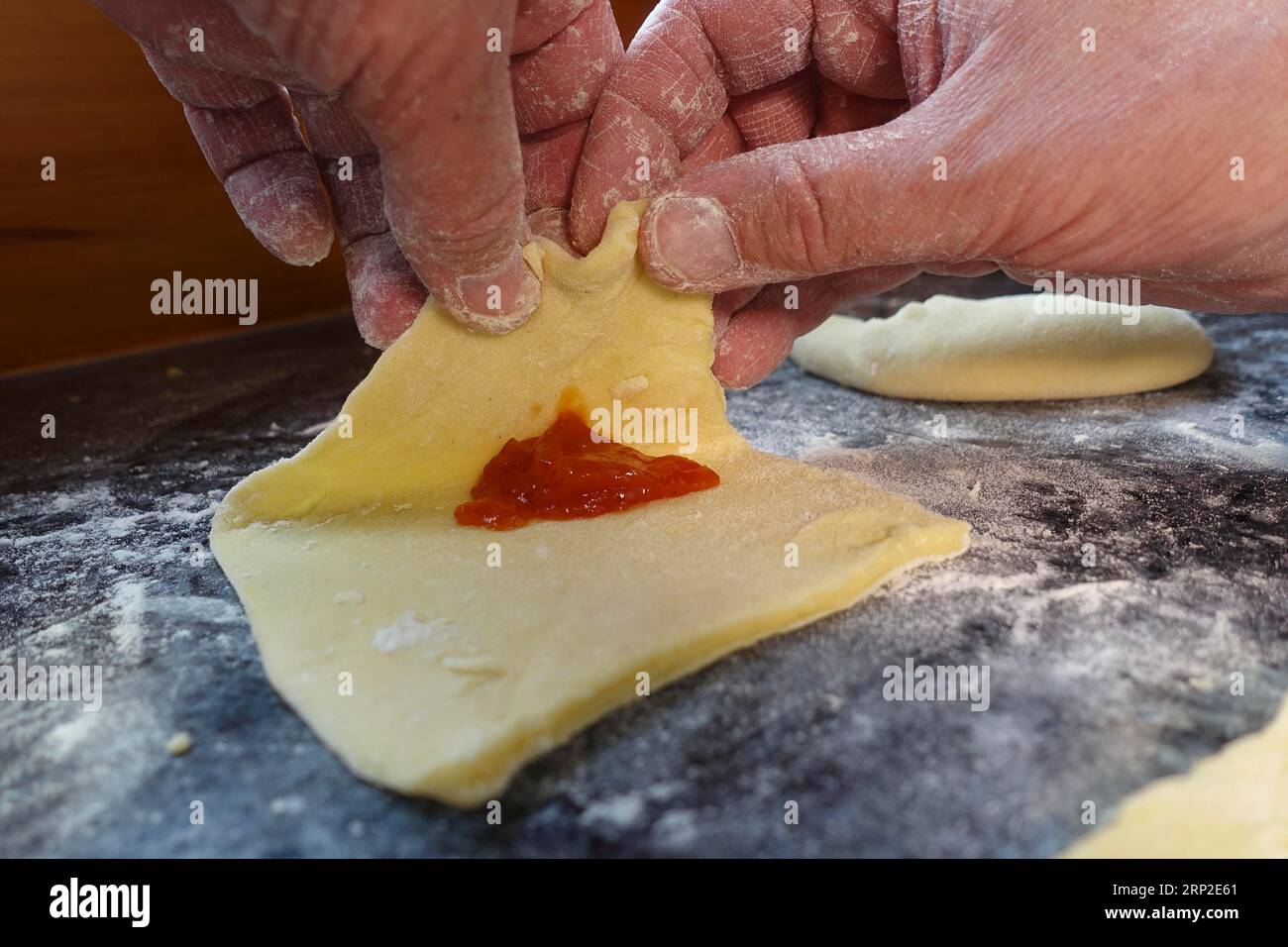 Cucina sveva, croissant di patate con marmellata di rosa, impasto di patate crudo con marmellata di rosa, croissant, forma, polpa di rosa, ripieno di frutta Foto Stock