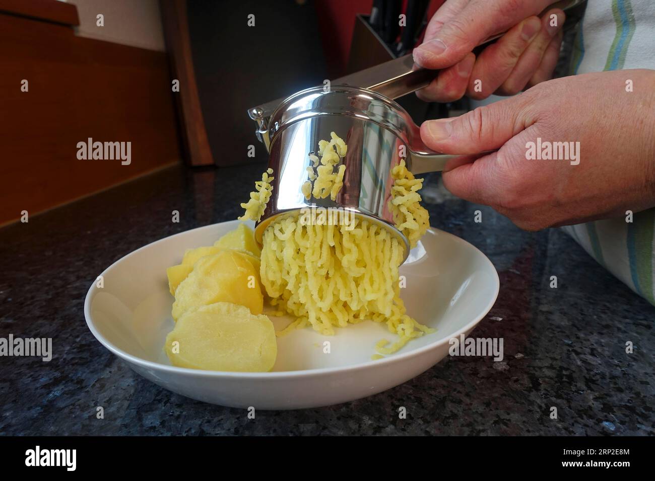 Cucina sveva, preparazione di croissant di patate con purè di rosa, impasto di patate, schiacciamento di patate cotte, schiacciamento di patate, piatto, carino Foto Stock