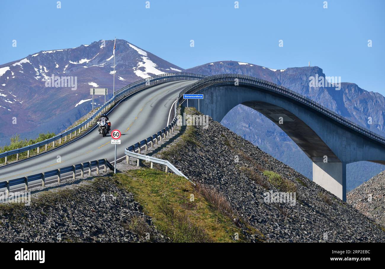 Il ponte Storseisund sulla Atlantic Road in Norvegia Foto Stock