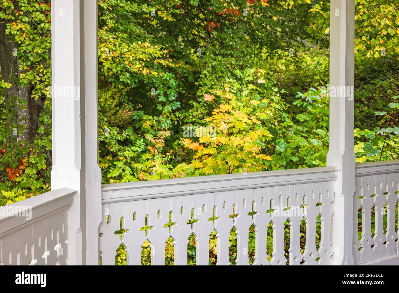 Veranda in legno con splendidi colori autunnali, Svezia Foto Stock