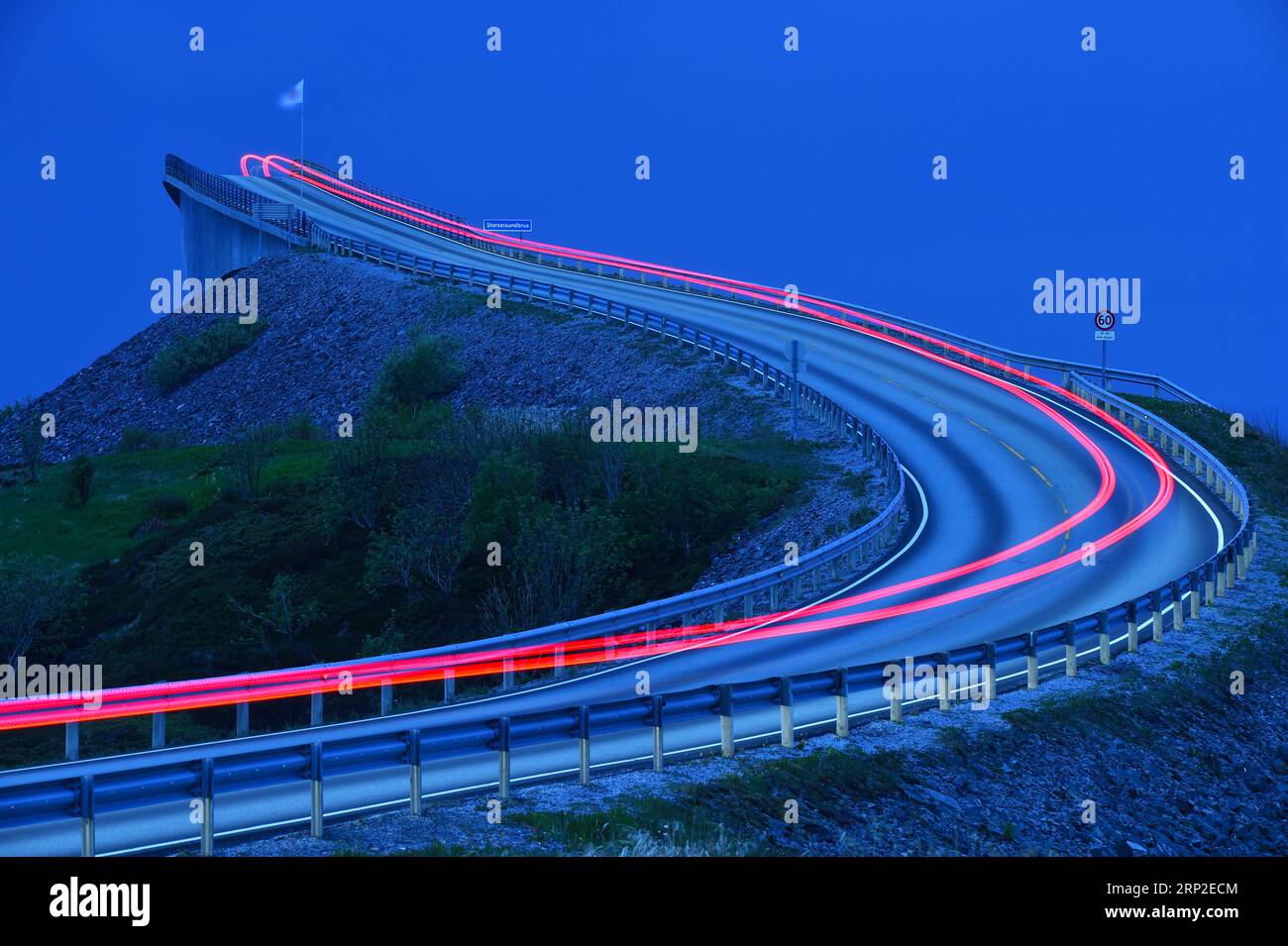 Luci di posizione posteriori per auto sul ponte Storseisund, Atlantic Road in Norvegia Foto Stock
