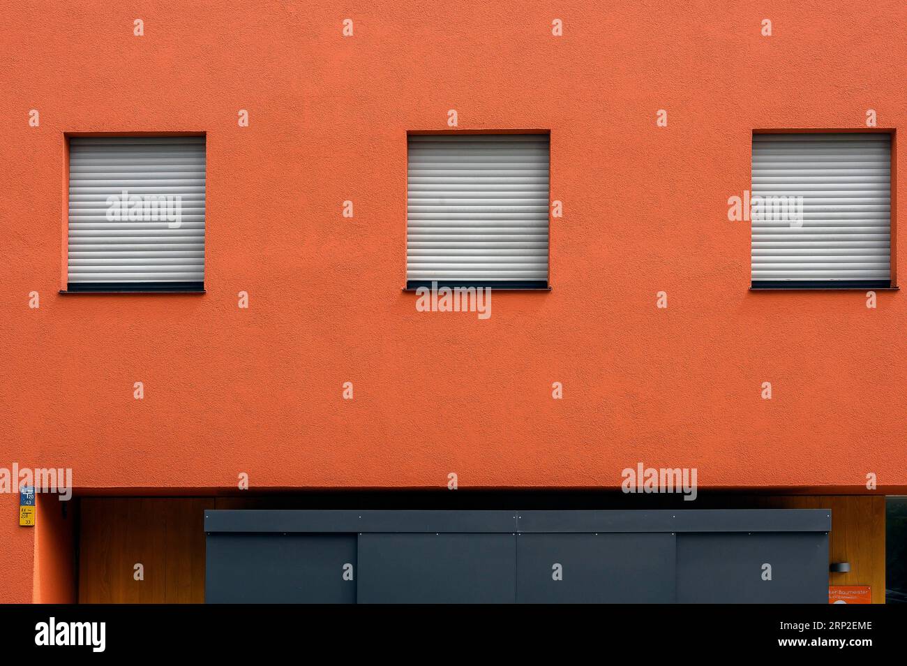 Facciata rossa con finestre e persiane, Kempten, Allgaeu, Baviera, Germania Foto Stock