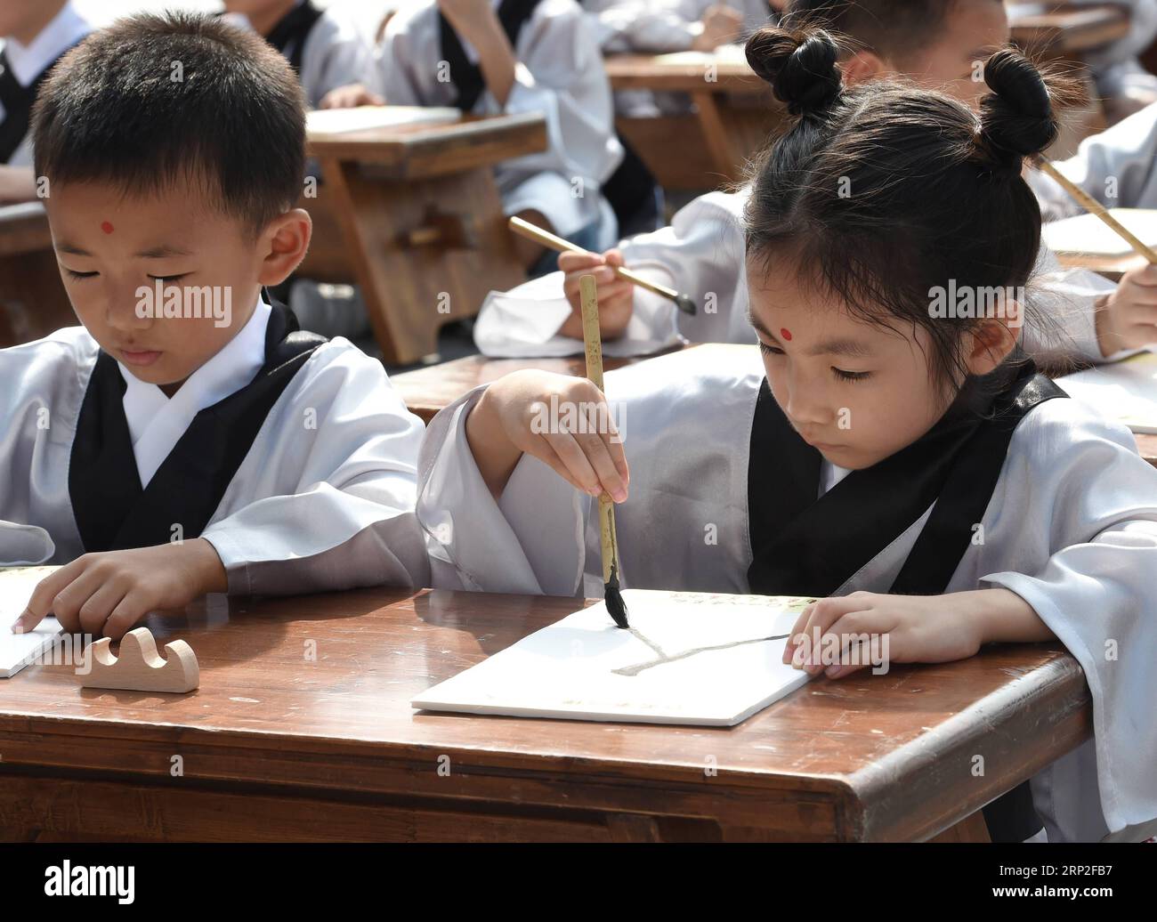 (180902) -- NANCHINO, 2 settembre 2018 -- i bambini partecipano a una prima cerimonia di scrittura, un'attività di educazione tradizionale per gli studenti del primo anno in Cina, a Nanchino, capitale della provincia di Jiangsu della Cina orientale, 2 settembre 2018. ) (Zyd) CHINA-NANJING-FIRST WRITING CEREMONY(CN) SunxCan PUBLICATIONxNOTxINxCHN Foto Stock