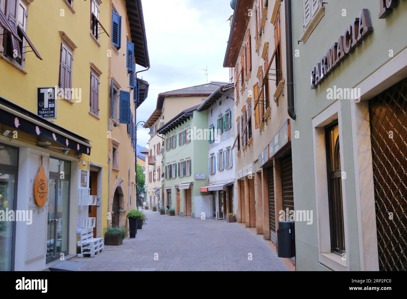 18 maggio 2023 - Levico Terme, Löweneck in Italia: Il centro del paese con i turisti Foto Stock