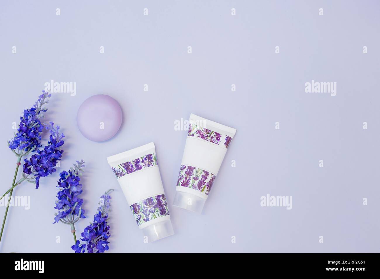 Finto sapone ai fiori di lavanda crema idratante sfondo colorato Foto Stock
