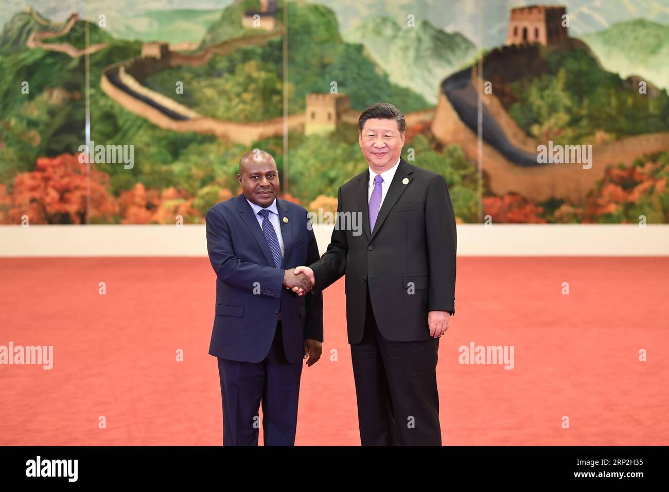 (180903) -- PECHINO, 3 settembre 2018 -- il presidente cinese Xi Jinping (R) dà il benvenuto al secondo vicepresidente burundese Joseph Butore, che è qui per partecipare al vertice di Pechino del 2018 del Forum sulla cooperazione Cina-Africa (FOCAC), presso la grande sala del popolo di Pechino, capitale della Cina, 3 settembre 2018. )(mcg) CHINA-BEIJING-FOCAC-XI JINPING-WELCOME (CN) YanxYan PUBLICATIONxNOTxINxCHN Foto Stock