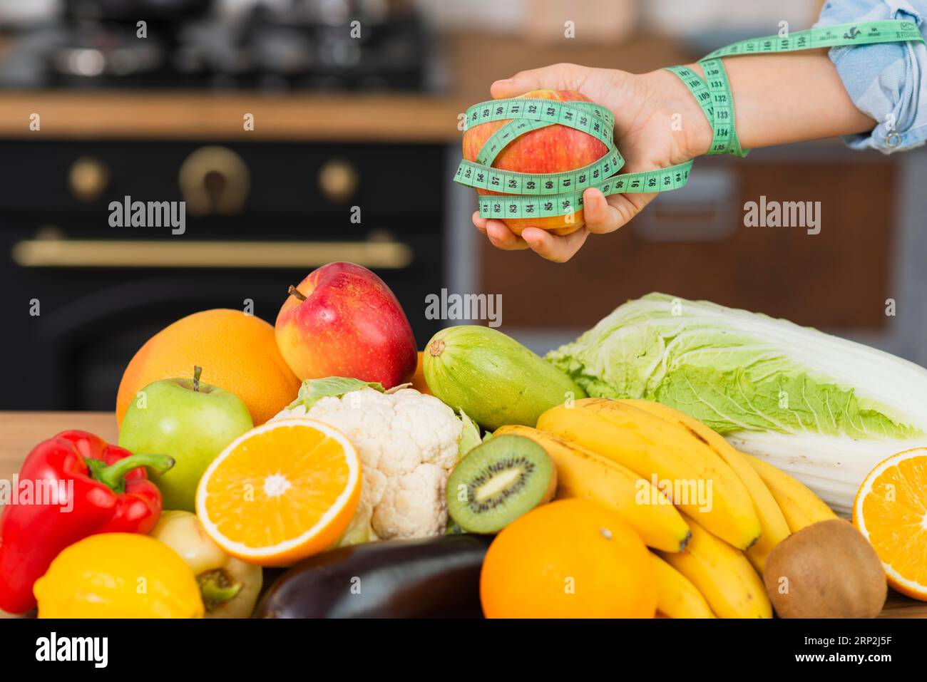 Avvicinare la persona con la disposizione della frutta Foto Stock