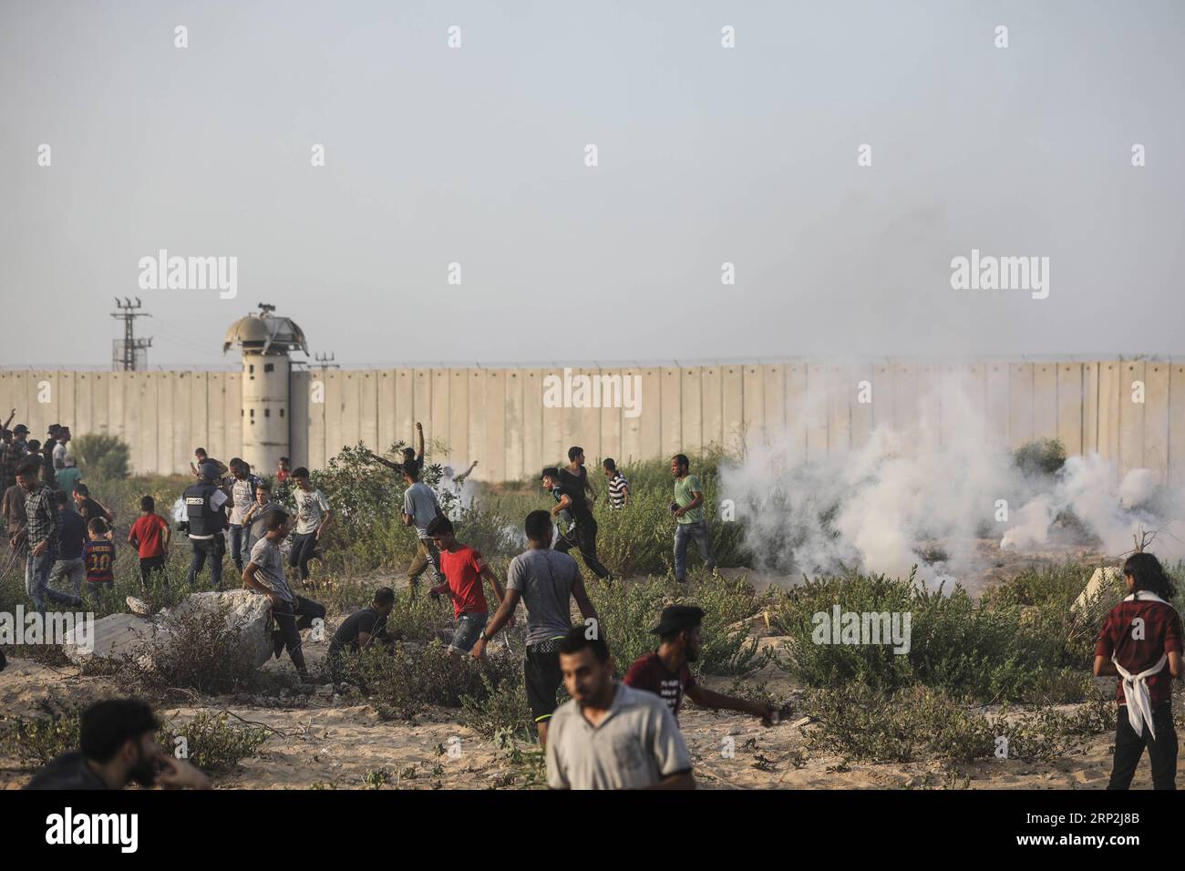 (180904) -- GAZA, 4 settembre 2018 -- i manifestanti palestinesi si scontrano con le forze di sicurezza israeliane dopo una manifestazione al valico di Erez vicino al confine con Israele, nella Striscia di Gaza settentrionale, il 4 settembre 2018. Centinaia di palestinesi hanno manifestato martedì pomeriggio nella Striscia di Gaza settentrionale contro la decisione degli Stati Uniti di fermare gli aiuti finanziari statunitensi all'Agenzia delle Nazioni Unite per il soccorso e il lavoro (UNRWA), testimoni oculari e media locali hanno riferito. ) MIDEAST-GAZA-DIMOSTRAZIONE WissamxNassar PUBLICATIONxNOTxINxCHN Foto Stock