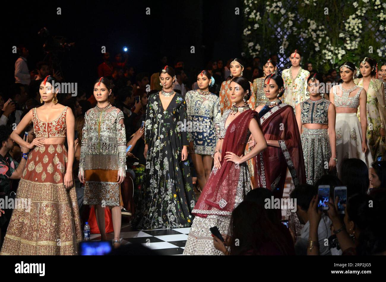 (180905) -- LAHORE, 5 settembre 2018 -- Models Present Creations by designer Hussain Raher on the First Day of Pakistan Fashion Design Council (PFDC) L Oreal Bridal Week in Eastern Pakistan S Lahore il 4 settembre 2018. ) PAKISTAN-LAHORE-SETTIMANA DELLA MODA JamilxAhmed PUBLICATIONxNOTxINxCHN Foto Stock