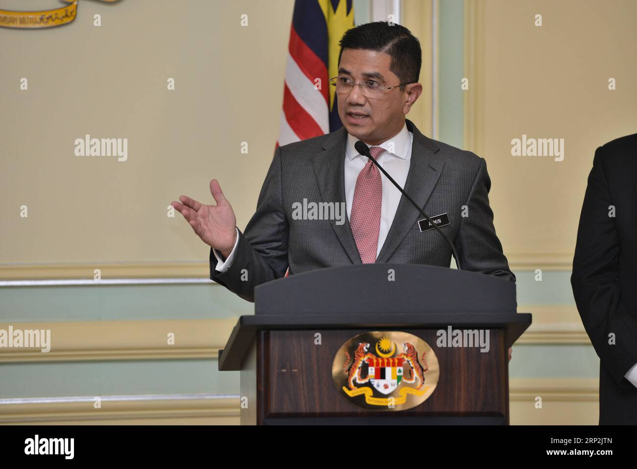 (180905) -- PUTRAJAYA, 5 settembre 2018 -- il ministro degli affari economici della Malesia Mohamed Azmin Ali interviene durante una conferenza stampa congiunta a Putrajaya, Malesia, 5 settembre 2018. Mercoledì il governo di Malesia e Singapore ha firmato un accordo per rinviare la costruzione del progetto ferroviario ad alta velocità (HSR) che collega i due paesi di due anni fino al 2020. )(yk) MALAYSIA-PUTRAJAYA-SINGAPORE-HSR-DEFER ChongxVoonxChung PUBLICATIONxNOTxINxCHN Foto Stock