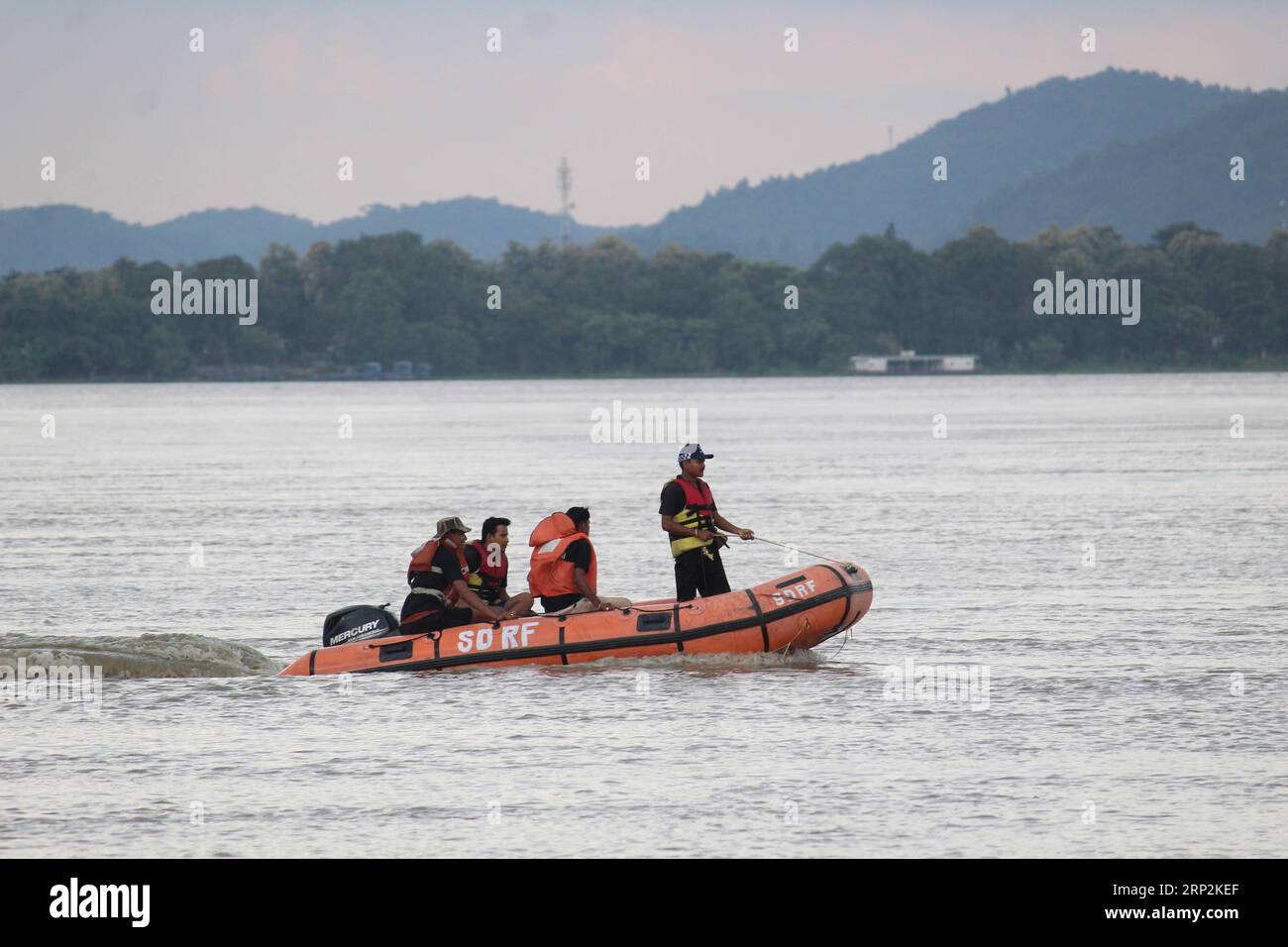 (180906) -- ASSAM, 6 settembre 2018 -- i membri della National Disaster Response Force (NDRF) partecipano a un'operazione di ricerca nel fiume Brahmaputra a Guwahati, India, il 5 settembre 2018. Una persona è stata uccisa e molte altre sono scomparse mercoledì dopo che una barca che li trasportava si è capovolta nello stato nordorientale dell'Assam in India, hanno detto i funzionari. ) (wtc) INDIA-ASSAM-INCIDENTE IN BARCA Stringer PUBLICATIONxNOTxINxCHN Foto Stock