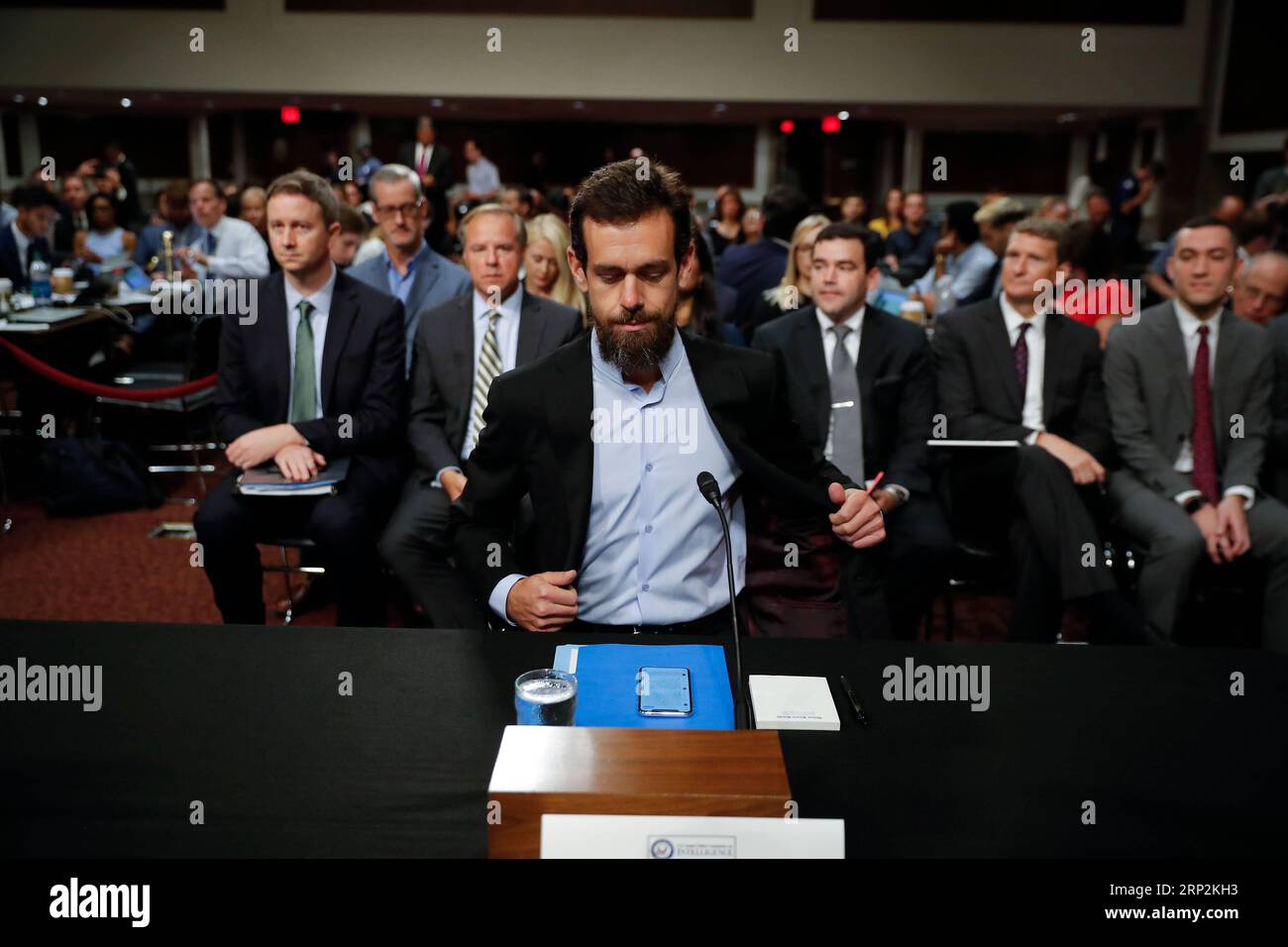 (180906) -- WASHINGTON D.C., 6 settembre 2018 -- il CEO di Twitter Jack Dorsey arriva davanti al Senate Intelligence Committee di Capitol Hill a Washington D.C., negli Stati Uniti il 5 settembre 2018. ) U.S.-WASHINGTON D.C.-TWITTER-CEO-HEARING TINGXSHEN PUBLICATIONXNOTXINXCHN Foto Stock