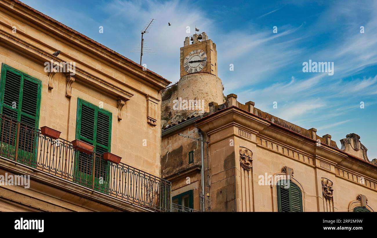Torre dell'Orologio, torre dell'orologio, sopra le case storiche, centro storico, Modica, città barocca, angolo barocco, sud-est, Sicilia, Italia Foto Stock