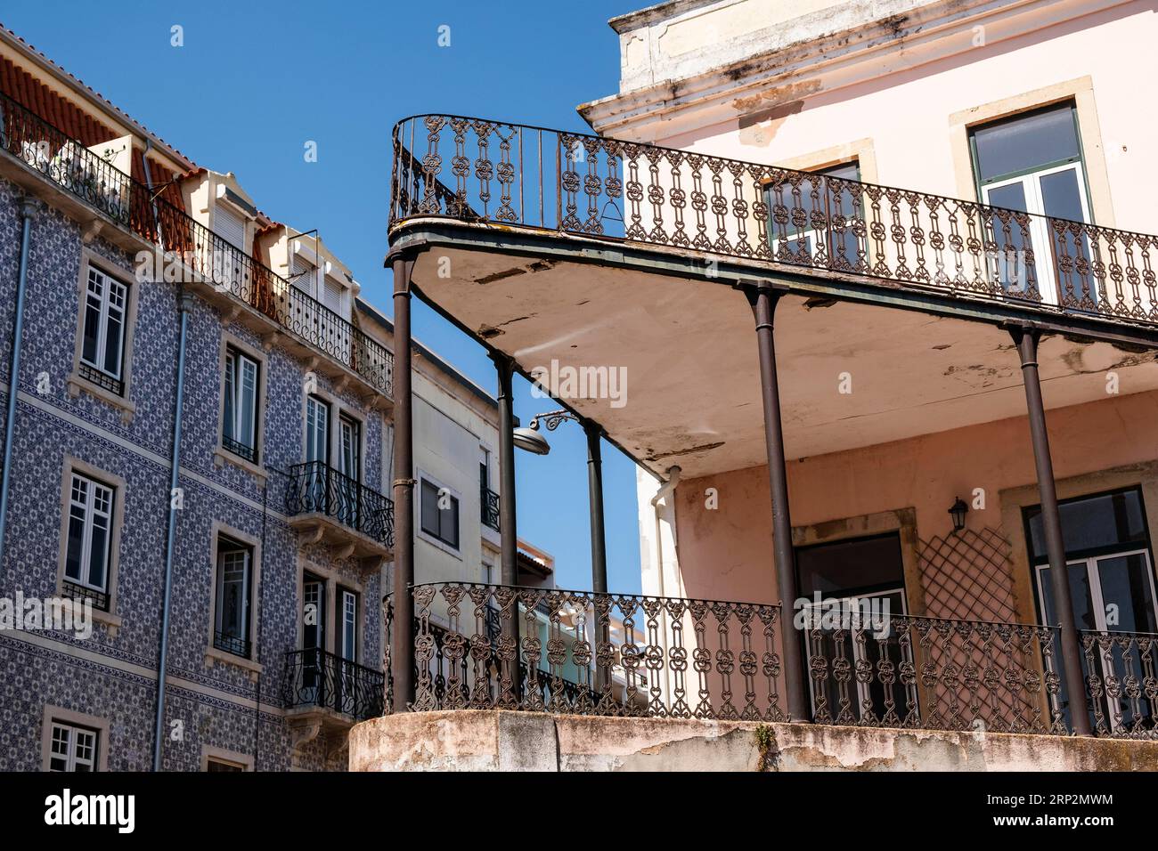 Balcone in ferro battuto su una casa nella città vecchia di Lisbona, Portogallo Foto Stock