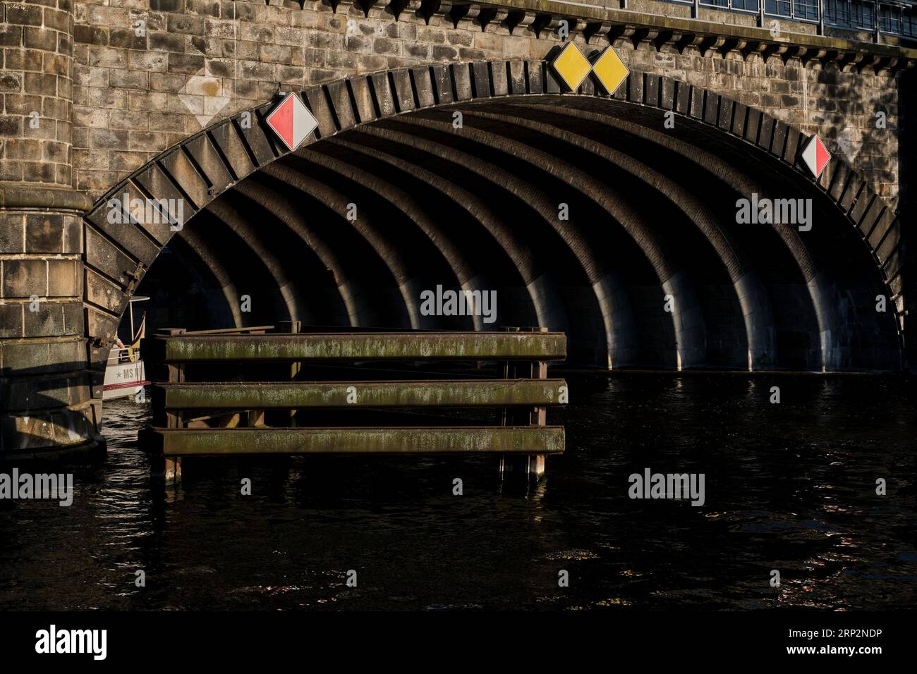 Germania, Berlino, 24.06.2023, ponte S-Bahn sulla Sprea, tunnel di navigazione, barca per escursioni Foto Stock