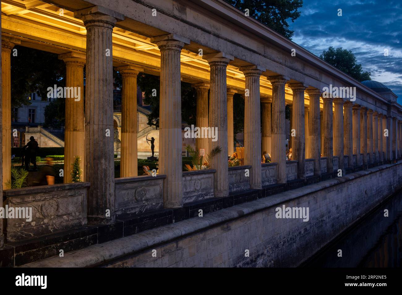 Germania, Berlino, 29.06.2023, Kolonnaden Bar on the Museum Island, Kolonnadenhof, Kultursommer Berlin Foto Stock