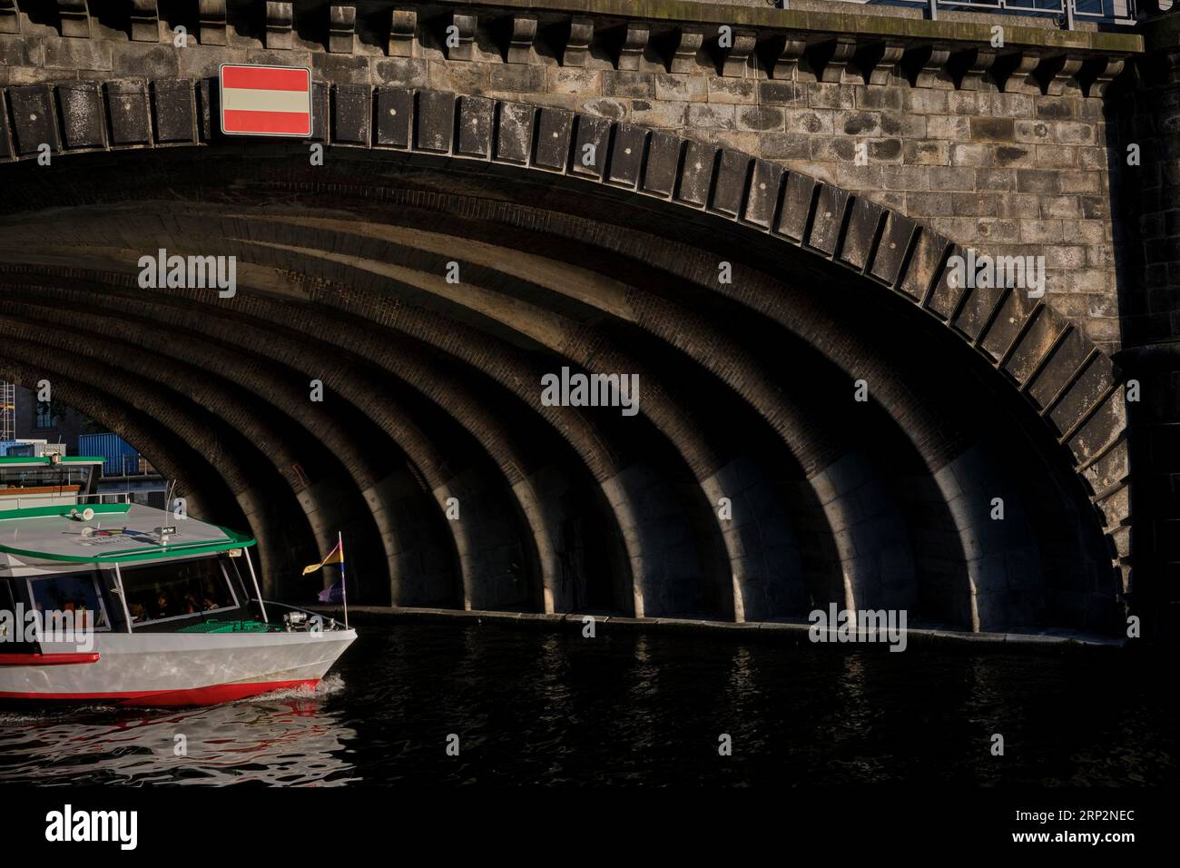 Germania, Berlino, 24.06.2023, ponte S-Bahn sulla Sprea, tunnel di navigazione, barca per escursioni Foto Stock